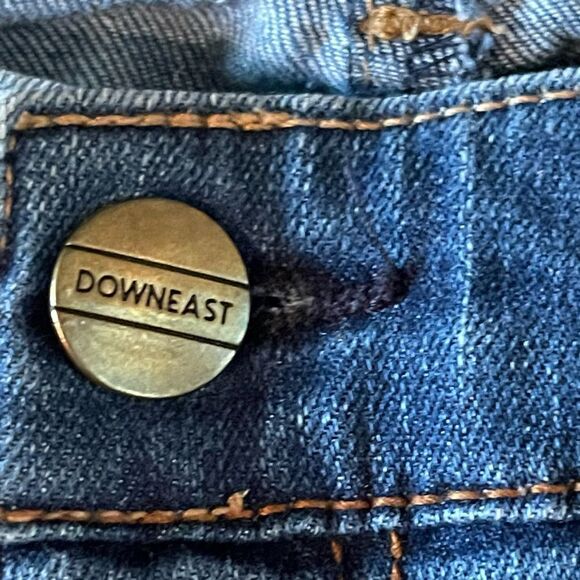 DownEast Womens denim jeans size 10
Back pockets zip
5” bottom hem
Pre-owned - Picture 3 of 8